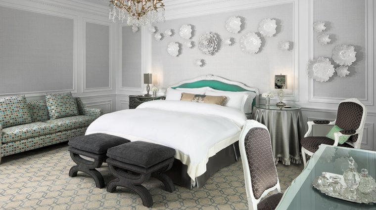 PropertyImage_TheStRegisNewYork_NewYork_Hotel_GuestroomSuites_TiffanySuite_Bedroom_CreditStarwoodHotelsandResortsWorldwideInc